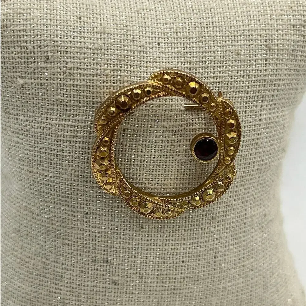 Gold Tone Round Circular Wreath Red Garnet Color Stone Unsigned Brooch‎